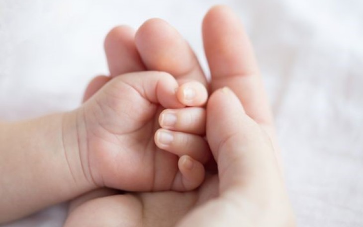 Foto ilustrasi tangan bayi yang baru lahir (Foto: Pinterest)