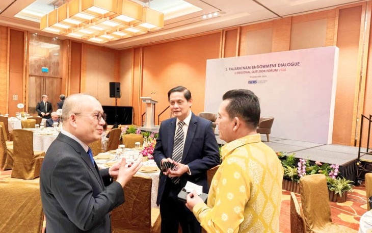 Gubernur Kepulauan Riau (Kepri), Ansar Ahmad, menjadi salah satu pembicara dalam S. Rajaratnam Dialog Endowment @ Regional Outlook Forum di Singapura, Kamis (11/01)