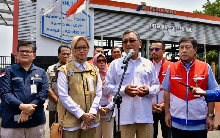 Menteri ESDM Arifin Tasrif saat memberikan keterangan pers di integrated terminal Surabaya, Kamis (4/4)