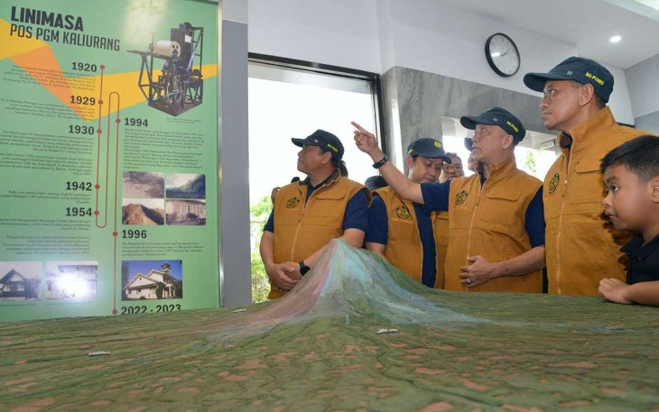 Menteri ESDM Bahlil Lahadalia saat meninjau pos pengamatan gunung Merapi, Minggu (29/12)