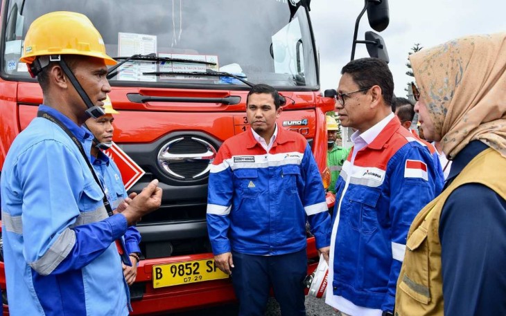 Wamen ESDM Yuliot saat menerima pemaparan kesiapan pasokan energi di Sumatera Utara, Senin (23/12)