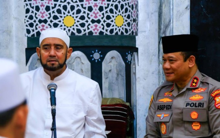 Kaops Irjen Asep Edi Suheri saat menyambangi kediaman Habib Syech Bin Abdul Qadir Assegaf di Pasar Kliwon, Surakarta, Jawa Tengah, Rabu (31/1) malam.