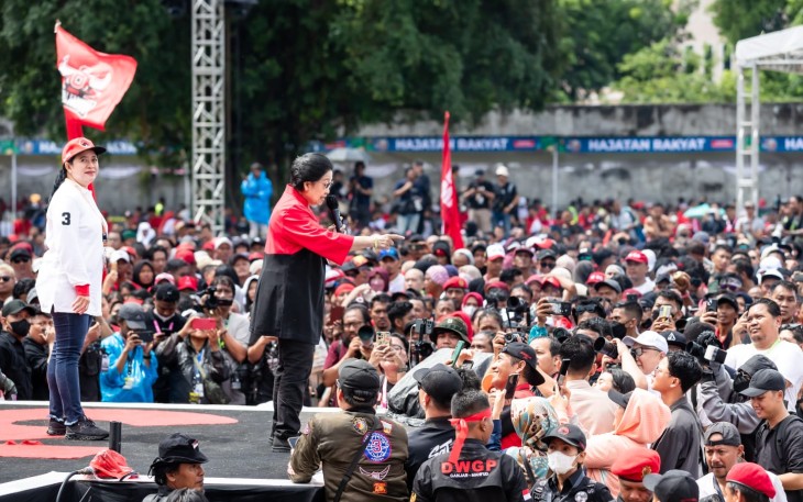  Ketua DPP PDI Perjuangan (PDIP) Puan Maharani menghadiri kampanye hari terakhir Ganjar Pranowo-Mahfud Md yang digelar di Solo, Jawa Tengah. Kampanye akbar pasangan nomor urut 3 tersebut membuat Solo menyala ‘merah’