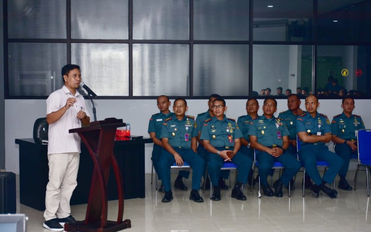 Komandan Wing Udara 2, Kolonel Laut (P) Adam Firmansyah resmi membuka English Course Batch 1 khusus untuk Prajurit Wing Udara 2 Puspenerbal di Gedung Naval Aviation Combat Simulator (NACS), Skuadron 400 Wing Udara 2 Puspenerbal, Kamis (1/2/2024)