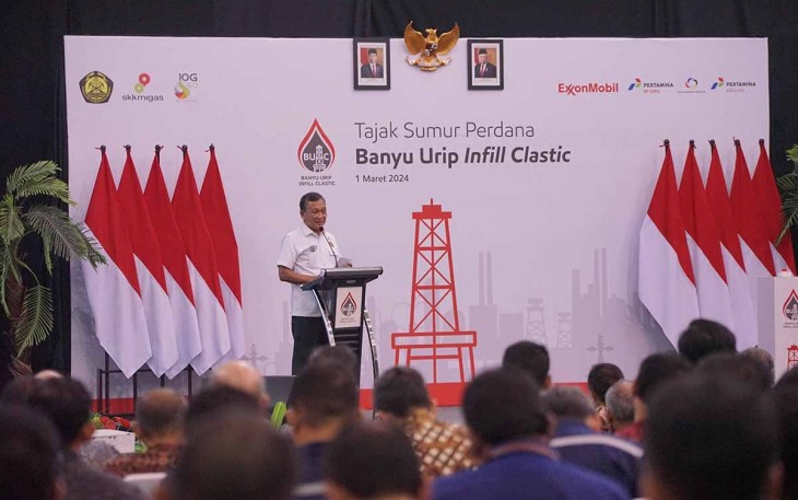 Menteri Energi dan Sumber Daya Mineral (ESDM) Arifin Tasrif sebelum meresmikan tajak sumur infill carbonate Banyu Urip di Blok Cepu Bojonegoro Jawa Timur, Jumat (1/3)