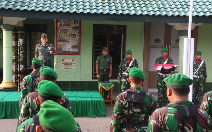 Dandim 0808/Blitar saat Pimpin Upacara Bendera 17 an 