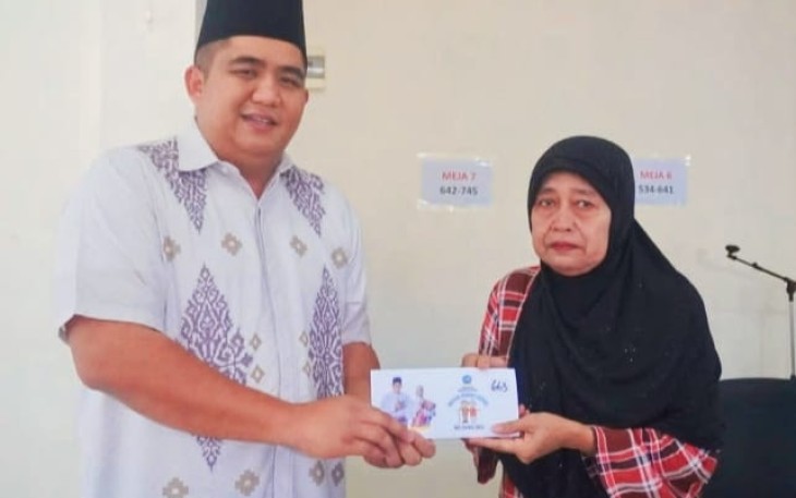 Bupati Bintan Roby Kurniawan SPWK Salurkan BLT Lansia Tahap 1