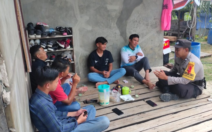 Bhabinkamtibmas Polsek Pulau Laut saat Sambangi Warga dan Jaga Kebersamaan