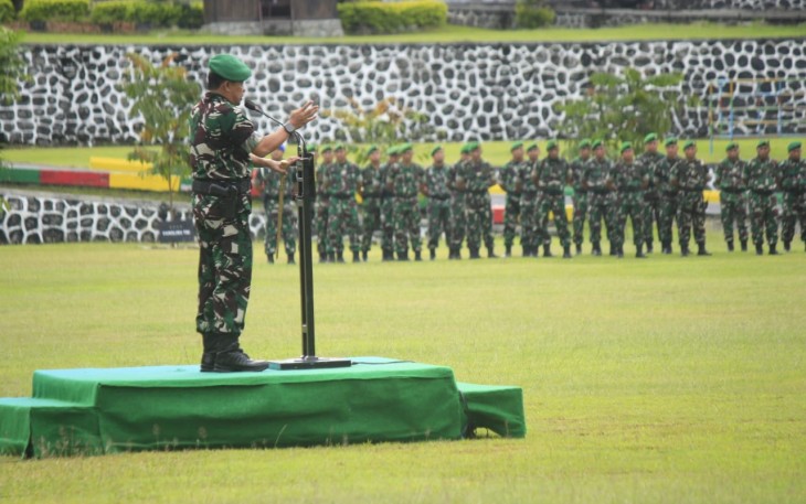 Pangdam XVIII/Kasuari, Mayjen TNI Ilyas Alamsyah, S.E., M.Tr.(Han)., CGCAE Berikan  arahannya saat gelaran apel kesiapsiagaan 2024, dalam rangka mengantisipasi perkembangan situasi diwilayah jajaran Kodam XVIII/Kasuari, di lapangan Makodam, Trikora, Arfai 1, Manokwari, Papua Barat, pada Selasa (9/1/2024)