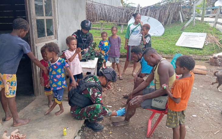  Pos Yabanda Satgas Yonif 310/KK melaksanakan anjangsana dan pelayanan kesehatan keliling bertempat di Kampung Yabanda, Distrik Yaffi, Kabupaten Keerom, Papua, Selasa (10/1/2024)