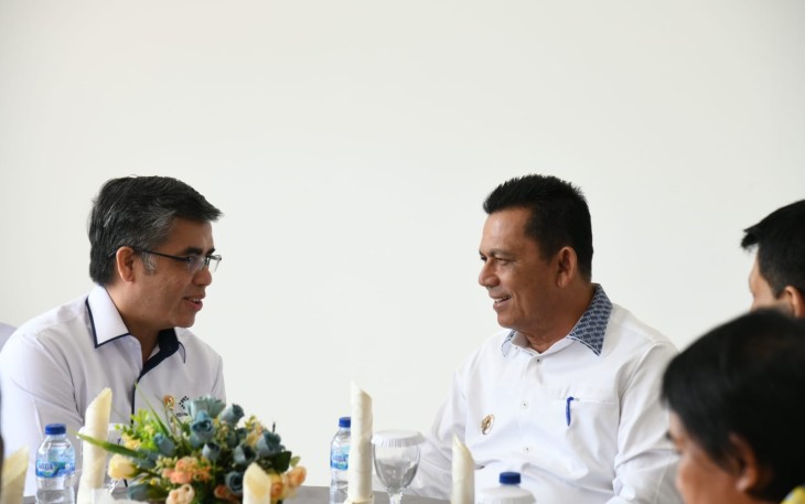 Menaker RI Yassierli, didampingi Gubernur Kepri Ansar Ahmad, saat menggelar dialog bersama mitra industri di Balai Latihan Kerja (BLK) Kawasan Industri Kabil, Kota Batam, Provinsi Kepulauan Riau, Selasa (17/12).