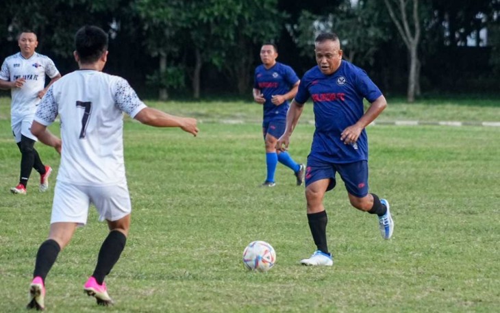 Pangkostrad Letnan Jenderal TNI Muhammad Saleh Mustafa saat  olahraga sepak bola bersama prajurit dan pejabat utama Grup 1 Kopassus.