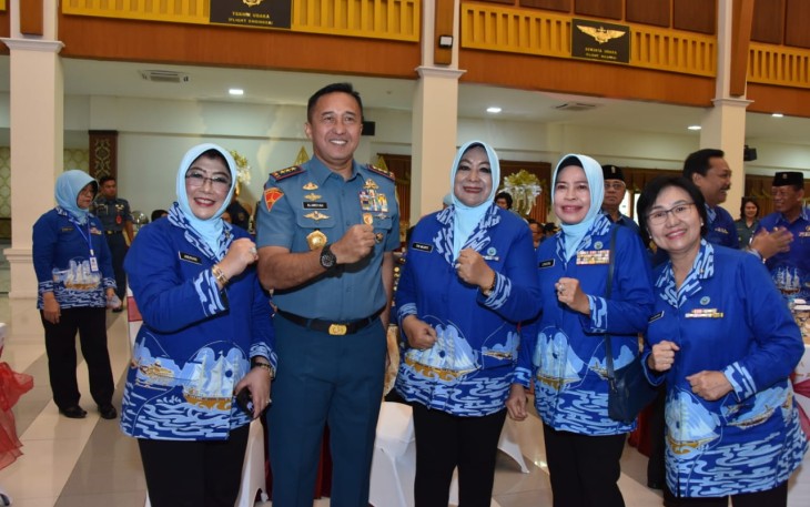 Komandan Kodiklatal, Letjen TNI Marinir Nur Alamsyah beserta Ketua Gabungan Jalasenastri Kodiklatal Ny. Ayu Nur Alamsyah menghadiri Tasyakuran Hari Ulang Tahun Ke -6 Paguyuban Purnawirawan (PP) Korps Wanita TNI Angkatan Laut (Kowal), serta Launching Hymne dan Mars PP Kowal, bertempat di Gedung Balai Prajurit K.G.P.H. Moeljono Poerbo Nagoro, Puspenerbal Sidoarjo, Senin (08/01/2024)