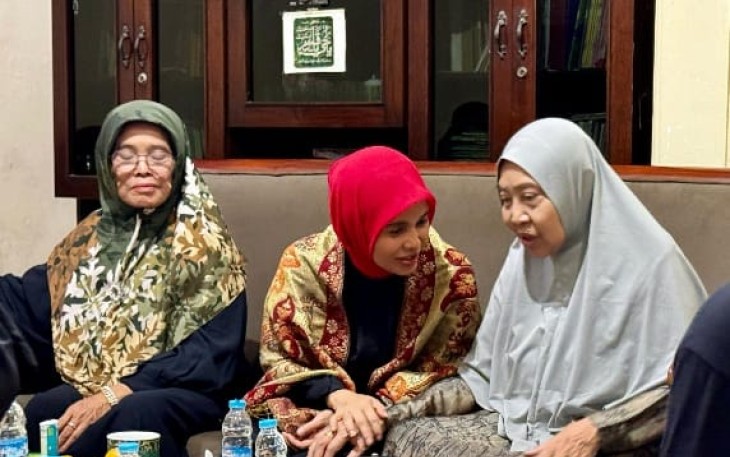 Istri capres nomor urut 03 Ganjar Pranowo, Siti Atikoh Supriyanti (tengah) saat bersilaturahmi ke kediaman Pimpinan Cabang Muslimat NU Kabupaten Blitar Nyai Hj Masluchi Saifulloh di Modangan, Nglegok, Blitar, Jawa Timur, Jumat (26/1/2024).