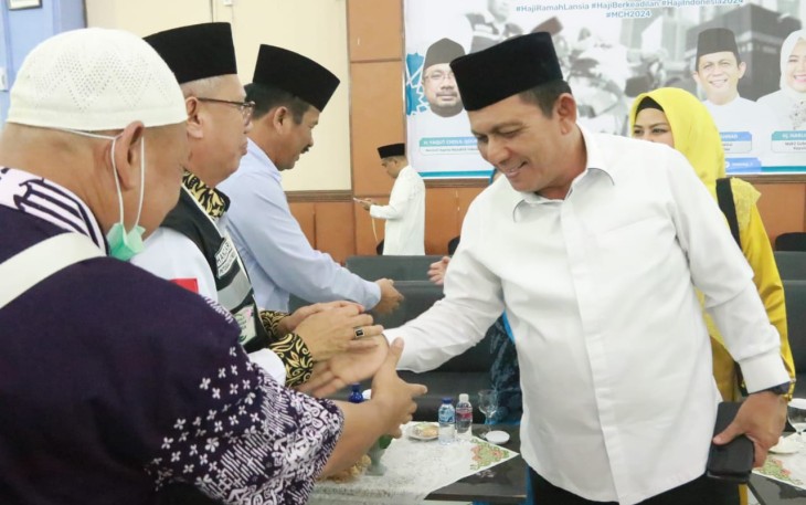 Gubernur Ansar Ahmad Sambut Jemaah Haji Kloter Pertama Debarkasi Batam 