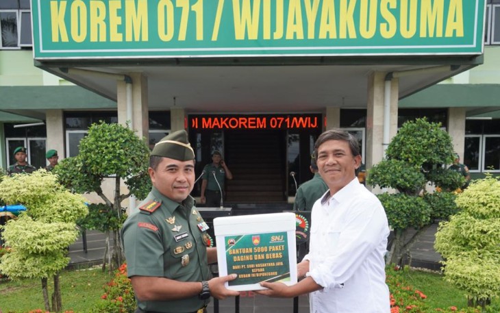 Penyerahan secara simbolis 5000 Paket Daging dan Beras dari PT. Suri Nusantara Jaya 