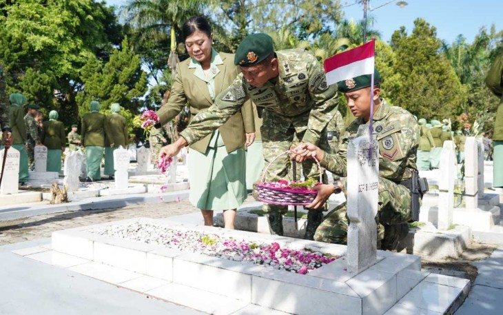 Pangdivif 2 Kostrad Pimpin Ziarah di TMP Untung Suropati
