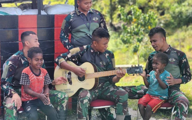 Para Prajurit Satgas Pamtas Mobile Yonif 330 Tri Dharma selalu punya cara untuk membuat anak-anak Intan Jaya merasa nyaman dan gembira ketika berada didekatnya. Kali ini, dengan berbekal sebuah gitar, para Ksatria Tri Dharma bercengkerama dan mengajak para Bocah Papua bernyanyi bersama, bertempat di Kampung Mamba, Distrik Sugapa, Kab. Intan Jaya, Papua Tengah, pada Kamis (07/03/24)