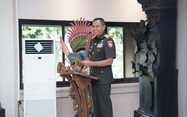 Pangdam IX/Udayana Mayjen TNI Harfendi, S.I.P.,M.Sc saat pimpin sertijab dan Tradisi Laporan Korps Irdam IX/Udayana dari Brigjen TNI Tatan Ardianto, S.I.P. kepada Kolonel Kav Harfuddin Daing, S.E., M.M. pada Rabu (3/1/2024) di Hall Makodam IX/Udayana.