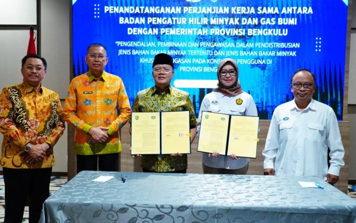 MoU antara BPH Migas dan Pemprov Bengkulu tentang Pengendalian, Pembinaan dan Pengawasan Dalam Pendistribusian BBM pada Konsumen Pengguna di Provinsi Bengkulu di Hotel Holiday Inn Pasteur Bandung, Kamis (18/1)