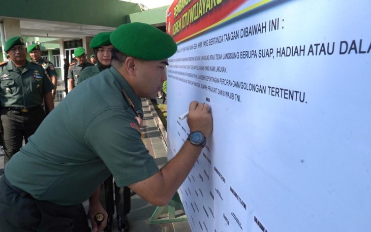 Penandatanganan komitmen pembangunan zona integritas menuju wilayah bebas korupsi (WBK) di wilayah jajaran Korem 071/Wijayakusuma, 