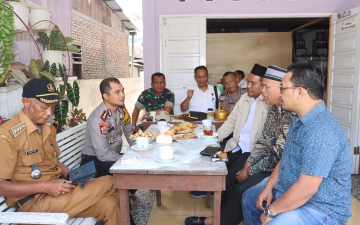 Sosok merakyat Kapolres Tapsel, AKBP Yasir Ahmadi, saat ngopi bareng sekaligus menampung aspirasi para Tokoh Masyarakat.