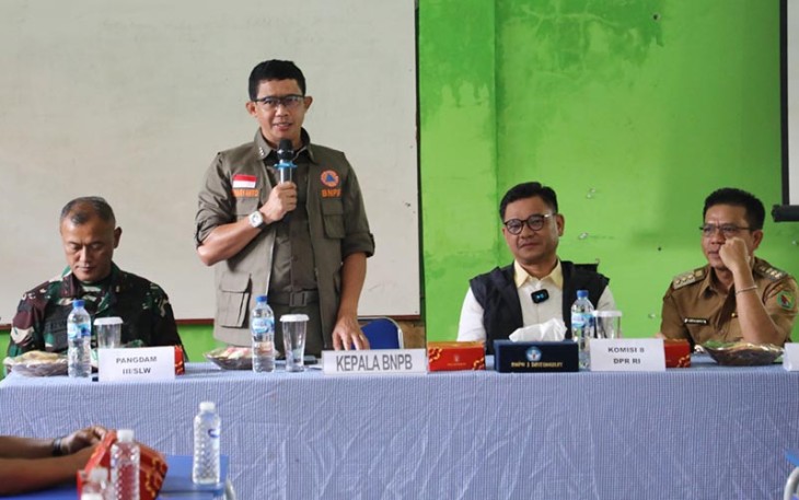 Kepala BNPB Letjen TNI Suharyanto, S. Sos., M.M. (kemeja hijau dan rompi hijau) memimpin rapat koordinasi dengan Bupati Bandung beserta Pangdam III/Siliwangi, Kapolsek Dayeuhkolot dan perwakilan Forkopimda Kabupaten Bandung di SMPN 1 Dayeuhkolot, Kecamatan Dayeuhkolot, Kabupaten Bandung, Jawa Barat pada Senin (15/1).