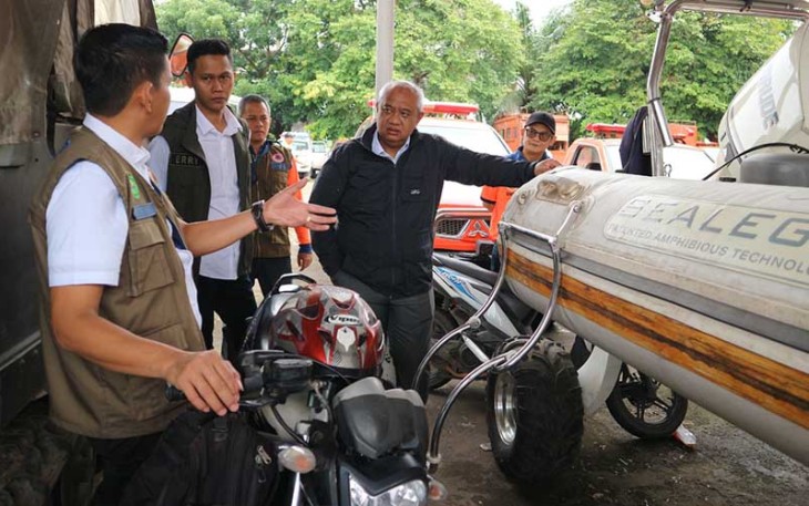 Deputi Bidang Logistik dan Peralatan BNPB Dr. Lilik Kurniawan (jaket hitam) melakukan pengecekan gudang logistik BPBD Provinsi Sumatra Selatan (Sumsel) pada Kamis (21/1).  Foto: Kedeputian Bidang Logpal BNPB