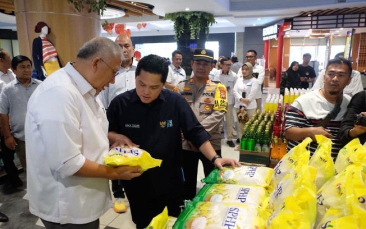 Menteri BUMN Erick Thohir bersama Dirut Perum Bulog Bayu Krisnamurthi saat pengecekan ketersediaan beras SPHP di retail modern Robinson Klender, Jakarta Timur, Selasa (13/2)