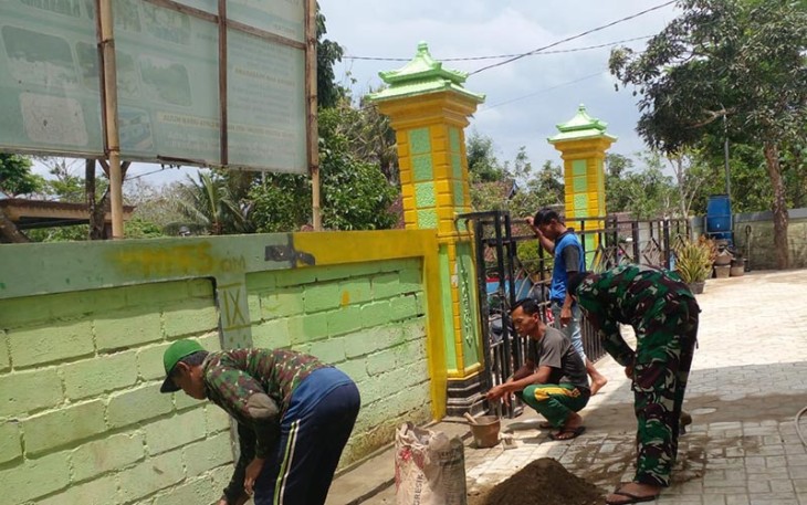 Babinsa Koramil 0801/11 Donorojo Bantu Pemasangan Paving Blok