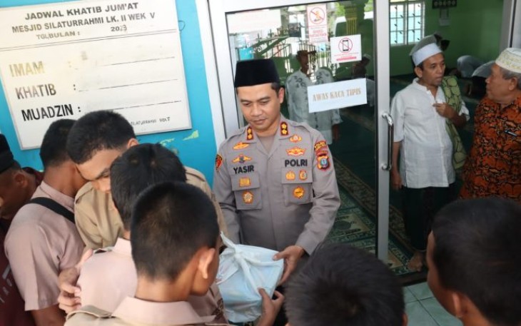 Kapolres Tapanuli Selatan (Tapsel), AKBP Yasir Ahmadi, SIK, MH, begitu sumringah membaur dengan masyarakat sembari berbagi ratusan nasi kotak saat Jumat berkah, Jumat (25/2/2024)