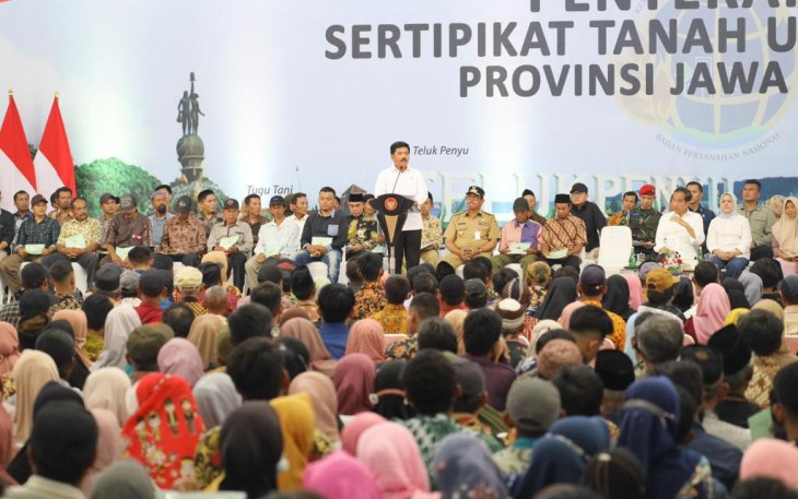 Menteri ATR/Kepala BPN, Hadi Tjahjanto pada acara penyerahan 878 sertipikat kepada masyarakat Desa Ujunggagak, Kecamatan Kampung Laut, Kabupaten Cilacap, Provinsi Jawa Tengah. 