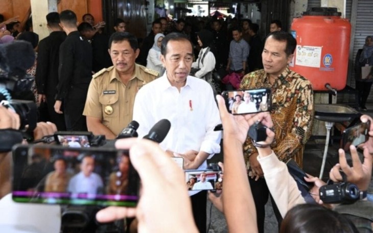Presiden Joko Widodo di sela-sela kegiatannya meninjau stok dan harga bahan pokok di Pasar Kota Wonogiri, Jawa Tengah, pada Kamis (1/2/24).