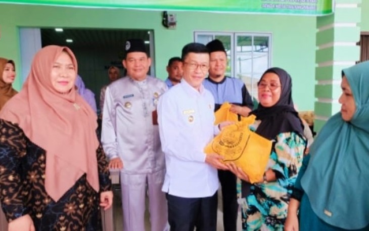 Penjabat (Pj) Wali Kota Tanjungpinang, Hasan, S.Sos menyerahkan sekaligus meninjau pendistribusian paket bingkisan hari besar keagamaan untuk 14.998 masyarakat tidak mampu di Kota Tanjungpinang