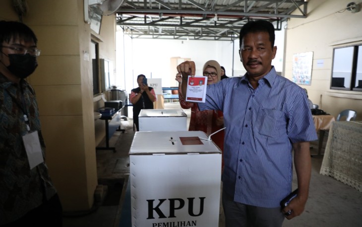 Kepala BP Batam Gunakan Hak Pilih di TPS 017 Rosedale