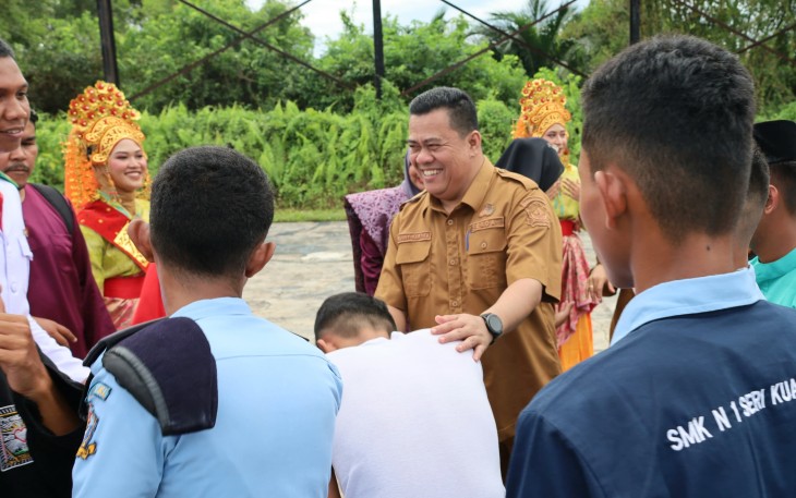 Sekda Kabupaten Bintan, Ronny Kartika saat menghadiri Job Fair dan Pentas Seni oleh SMK Negeri 1 Seri Kuala Lobam di Desa Kuala Sempang, Selasa (4/6) pagi.