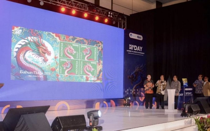Kementerian Komunikasi dan Informatika saat meluncurkan Katalog Prangko Indonesia 2024 dalam rangkaian Pos Ind Day: Leading to Logistic Government di Menara Danareksa, Jakarta Pusat, Rabu (07/02/2024).