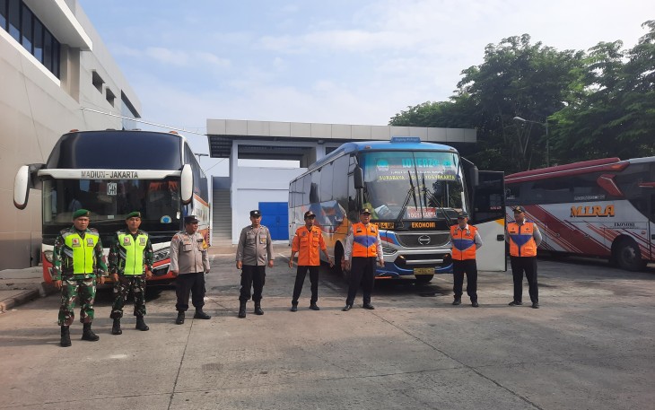Anggota Koramil 0803/Madiun saat Lakukan Pengamanan Nataru di Terminal Purboyo