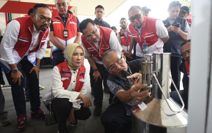 Direktur Utama Pertamina Nicke Widyawati bersama dengan Plt Komisaris Utama Pertamina Iggi H Achsien dan Direktur Utama Pertamina Patra Niaga Riva Siahaan melihat proses uji terra untuk pengecekan pengisian BBM saat kegiatan Satgas RAFI 2024 di SPBU 34.402.02, Soekarno Hatta, Batununggal, Bandung, Jawa Barat pada Jumat (5/4/2024)