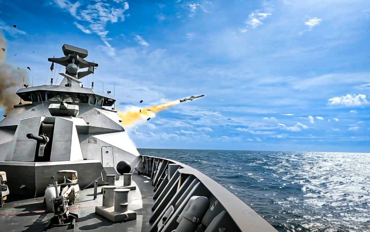 Penembakkan Rudal Exocet MM-40 B3 dari Kapal Perang KRI R.E. Martadinata (KRI REM)-331
