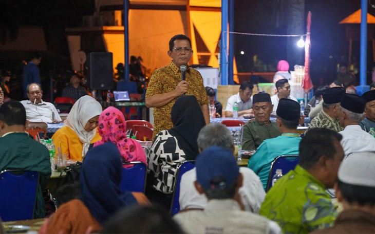 Gubernur Kepulauan Riau H. Ansar Ahmad dalam silaturahmi bersama masyarakat Kijang di pujasera Kijang, Senin (26/02). 