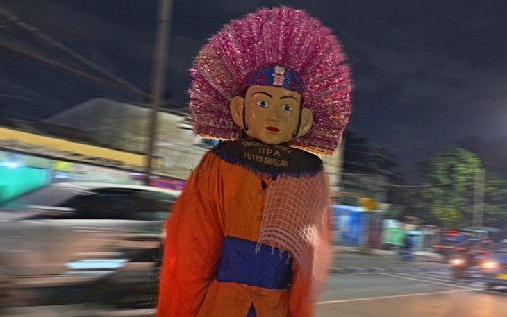 Pengamen Ondel-Ondel di Jalan Raya Bogor, Jakarta Timur. (Foto: Nurhanifah)