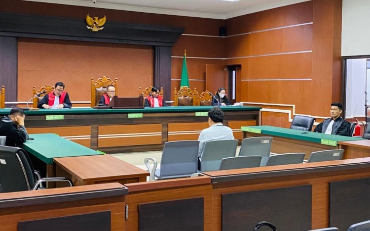 Foto terdakwa bersama kuasa hukumnya Marshall Tambajong, M.H di saat sidang putusan