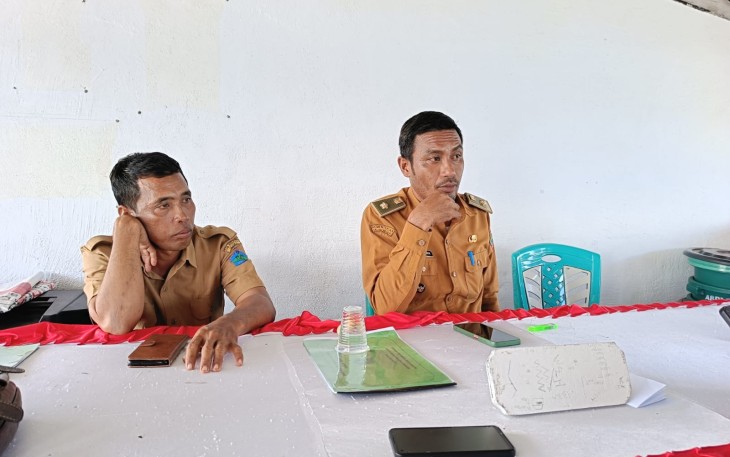 Hukum tua Bulutui didampingi bendahara Desa saat dikonfirmasi oleh sejumlah wartawan