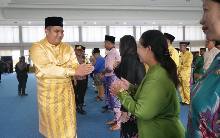 Bupati Bintan Roby Kurniawan, saat memberikan ucapan selamat