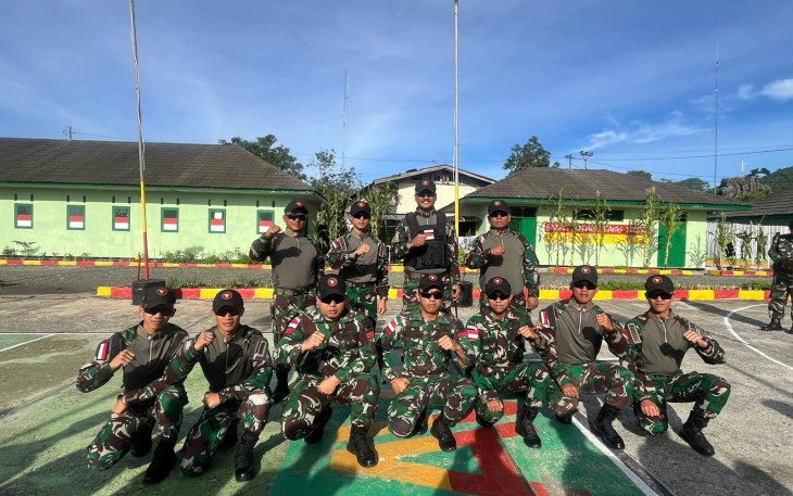 Pedulikan kesehatan Prajurit, Dansatgas Yonkav 6/Naga Karimata Mayor Kav Ronald Tampubolon,S.H. berikan Kacamata Hitam kepada Prajurit Mako Satgas Yonkav 6/Naga Karimata yang ada di Desa Eban, Kec.Miomaffo Barat, Kab.TUU, Prov.NTT. (1/2/24)