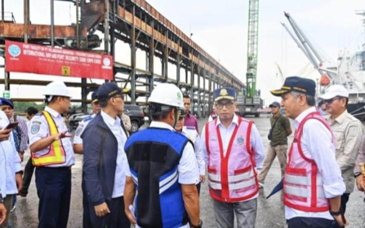 Menteri Perhubungan Budi Karya Sumadi saat meninjau kedua pelabuhan tersebut Kamis (8/2).