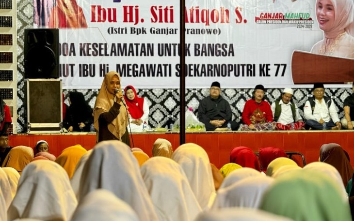 Istri capres nomor urut 3 Ganjar Pranowo, Siti Atikoh Supriyanti di Poncogati, Curah Dami, Kabupaten Bondowoso, Jawa Timur, Rabu (24/1/2024), saat menghadiri acara istigasah.