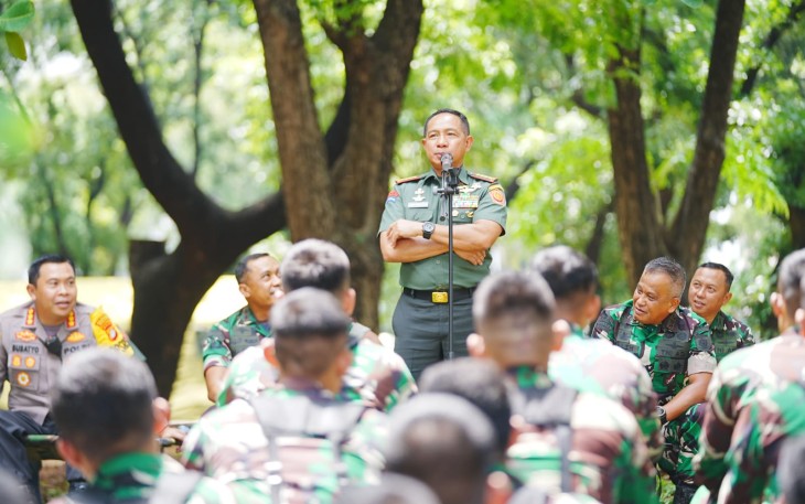 Panglima TNI Jenderal TNI  Agus Subiyanto mengecek kesiapan Prajurit TNI dan Polri yang tergabung dalam Pasukan Pengaman Unjuk Rasa dan Babinsa Pengamanan Pemilu Wilayah Jakarta Pusat bersama Pangkostrad Letjen TNI Muhammad Saleh Mustafa dan Pangdam Jaya Mayjen TNI Mohamad Hasan, bertempat di Monas, Jakarta Pusat, Senin (12/2/2024)