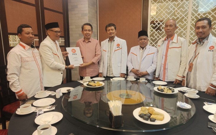 Muhammad Fawait saat menerima Surat Rekomendasi.  